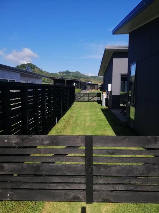 Purangi Beachhouse - 2 Bedroom Cooks Beach ภายนอก รูปภาพ