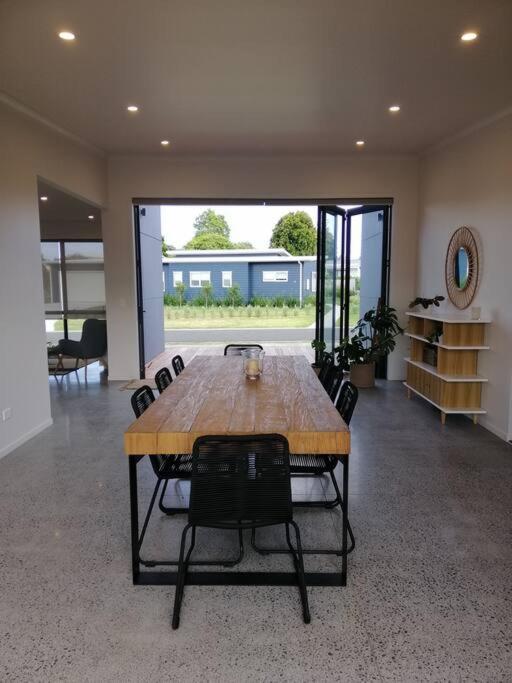 Purangi Beachhouse - 2 Bedroom Cooks Beach ภายนอก รูปภาพ