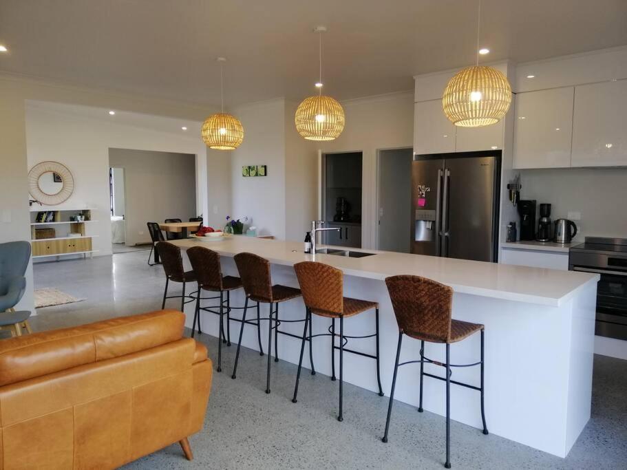Purangi Beachhouse - 2 Bedroom Cooks Beach ภายนอก รูปภาพ